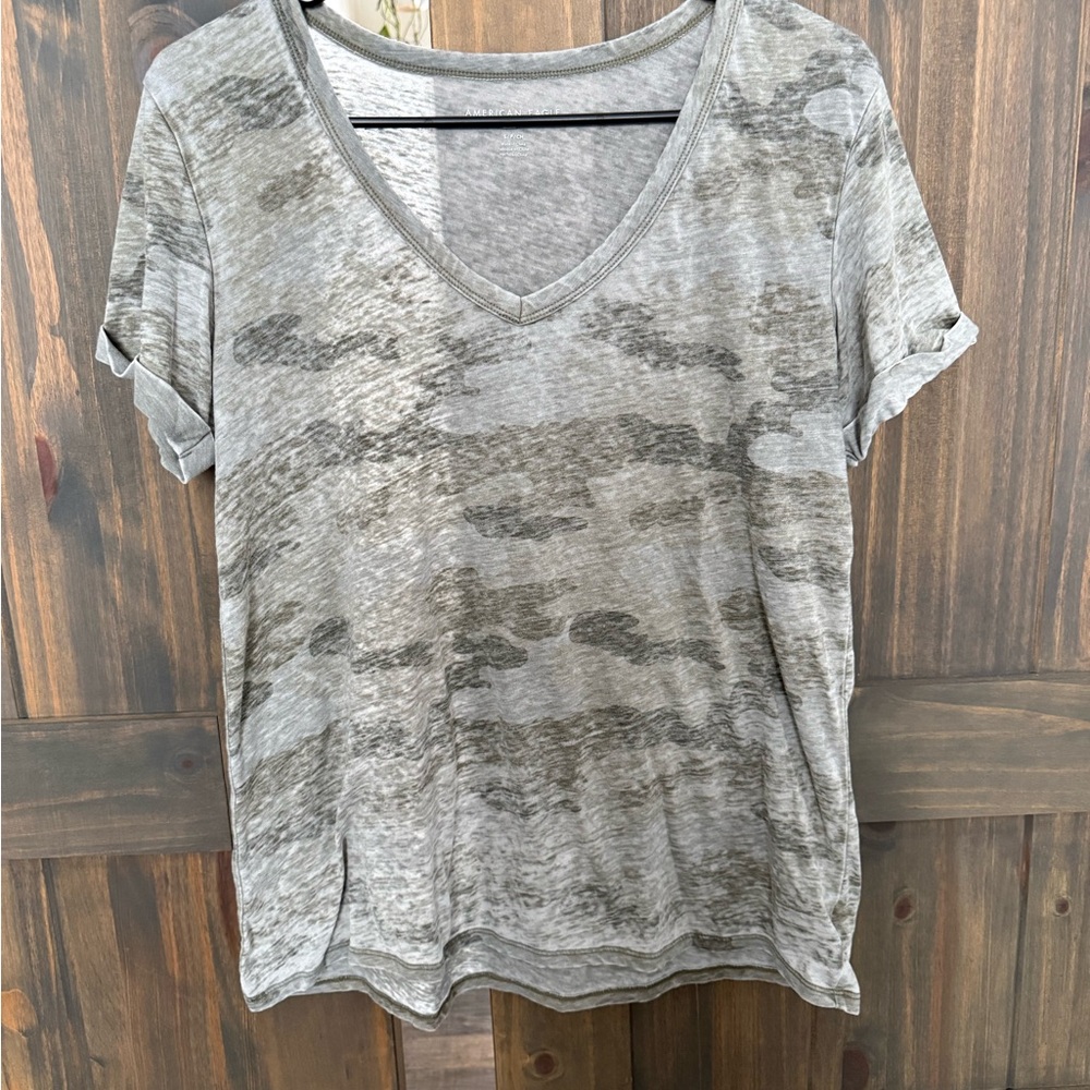 American Eagle Outfitters Gray/ Green Camo V-Neck Tee Size Small
